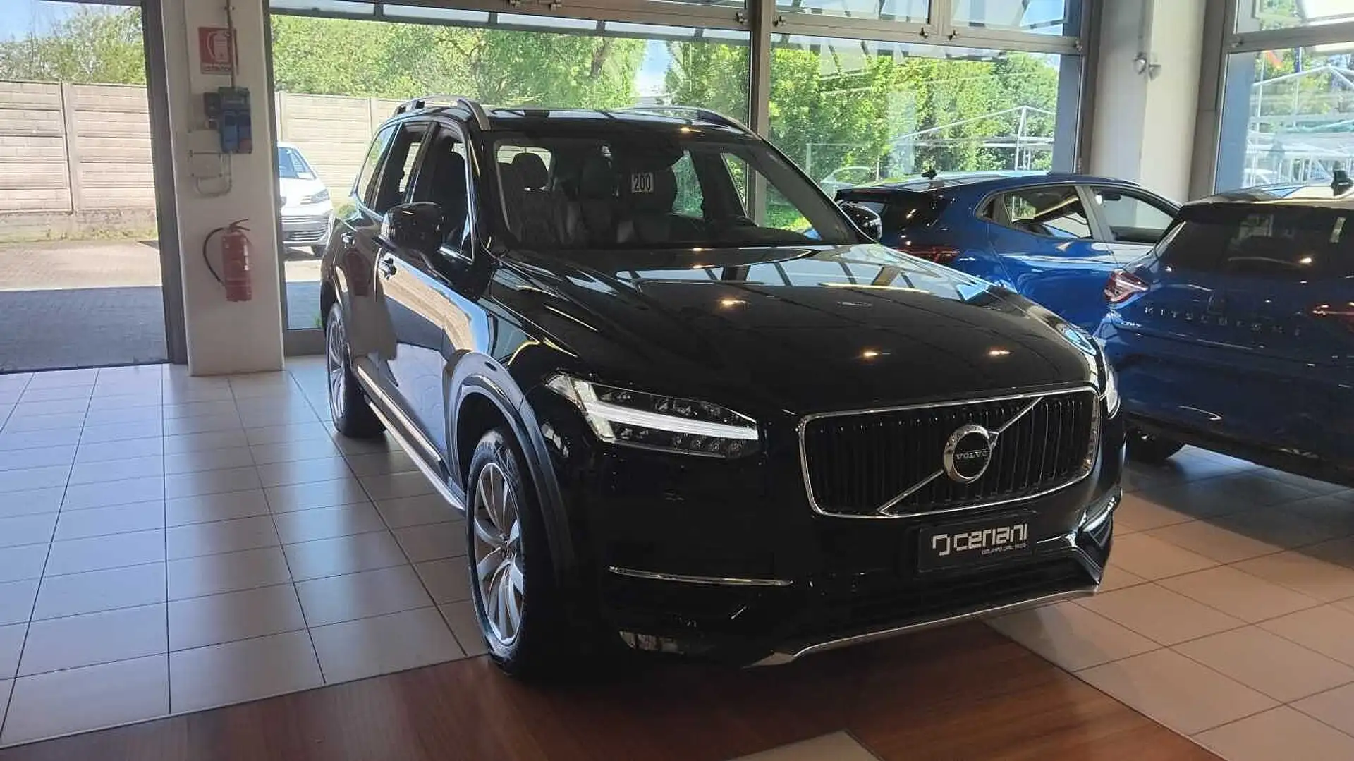 Volvo XC90 D5 AWD Momentum Gear 7 posti Negro - 2