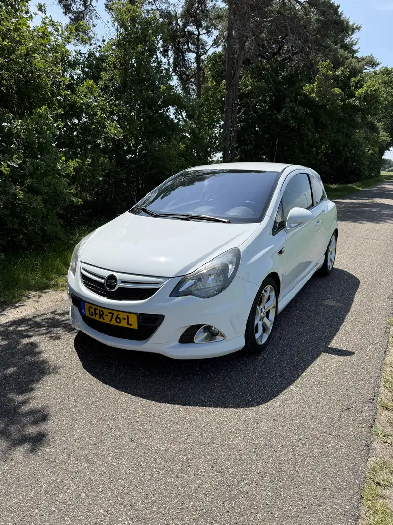 Opel Corsa 1.6-16V Turbo OPC Wit - 1