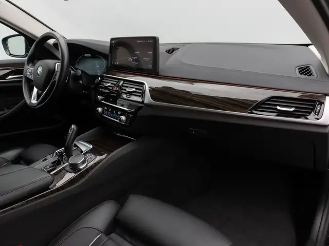 BMW 5 Series view 24