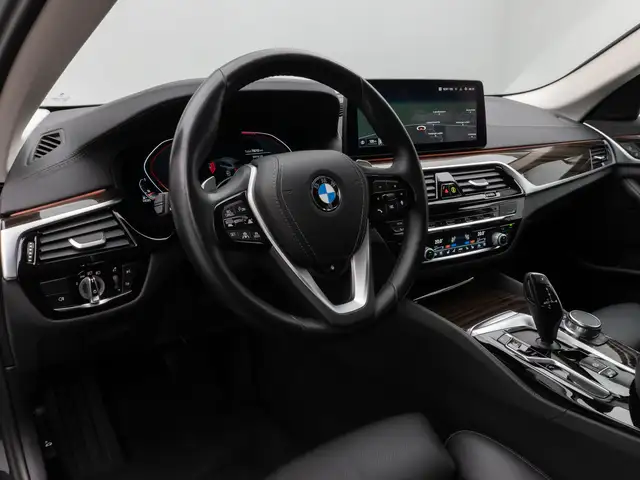 BMW 5 Series view 21
