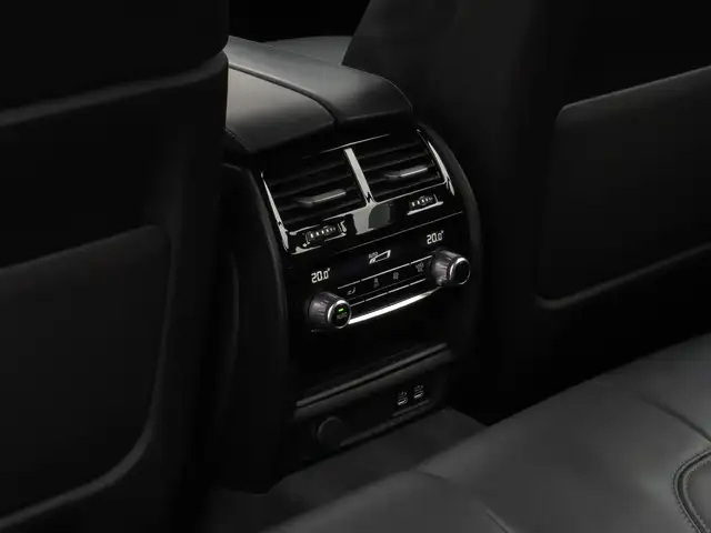 BMW 5 Series view 28