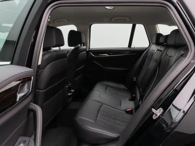 BMW 5 Series view 26