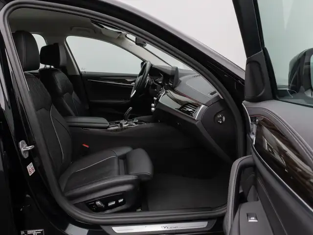 BMW 5 Series view 25