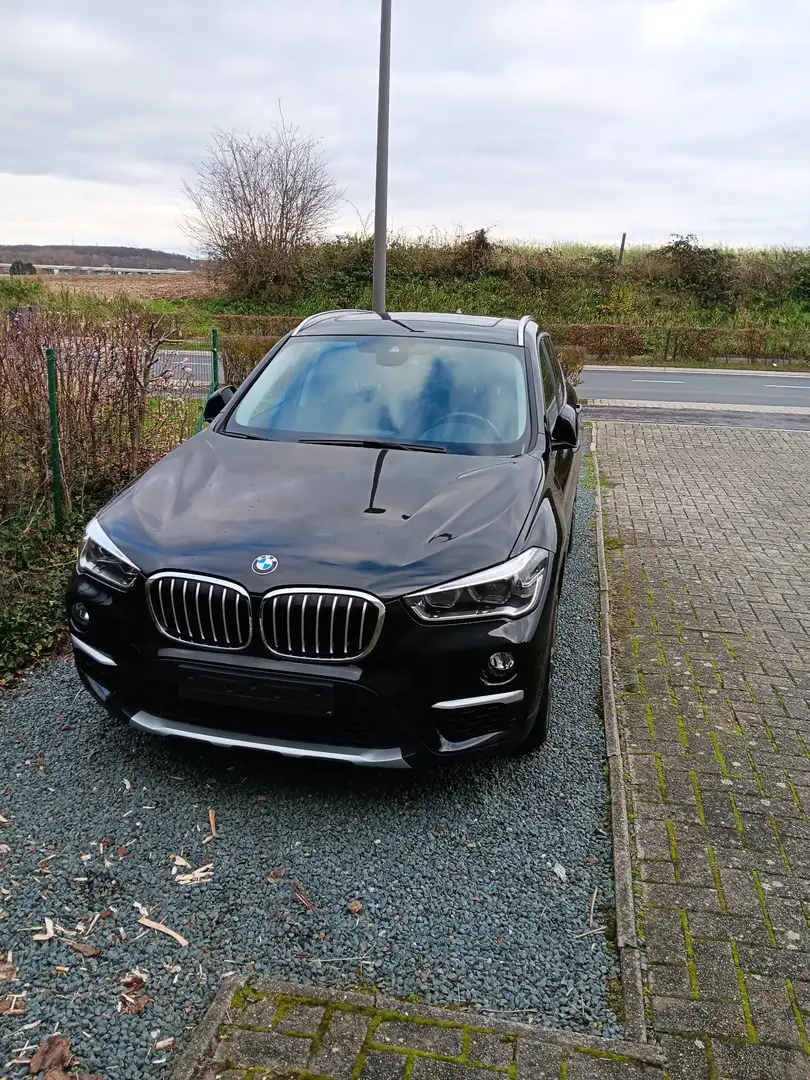 BMW X1 sDrive18d Aut. Zwart - 1