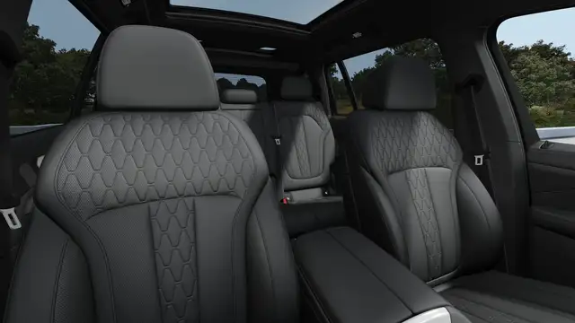 BMW X7 view 4