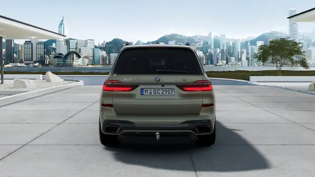 BMW X7 view 3