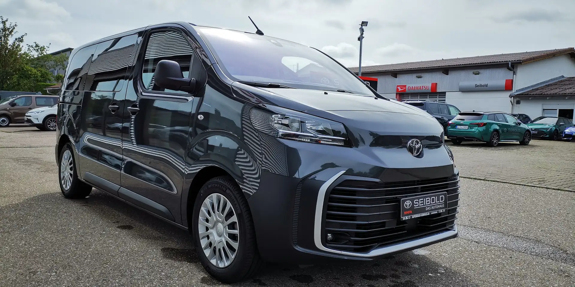 Toyota Proace 2,0-l-D-4D L1 (8-Si.) Verso Comfort Gris - 2