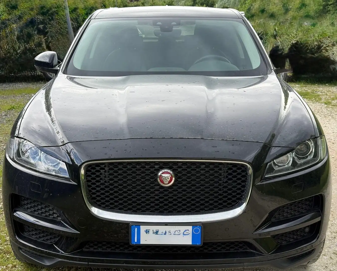 Jaguar F-Pace 2.0 D 180 CV AWD aut Chequered Flag Zwart - 2