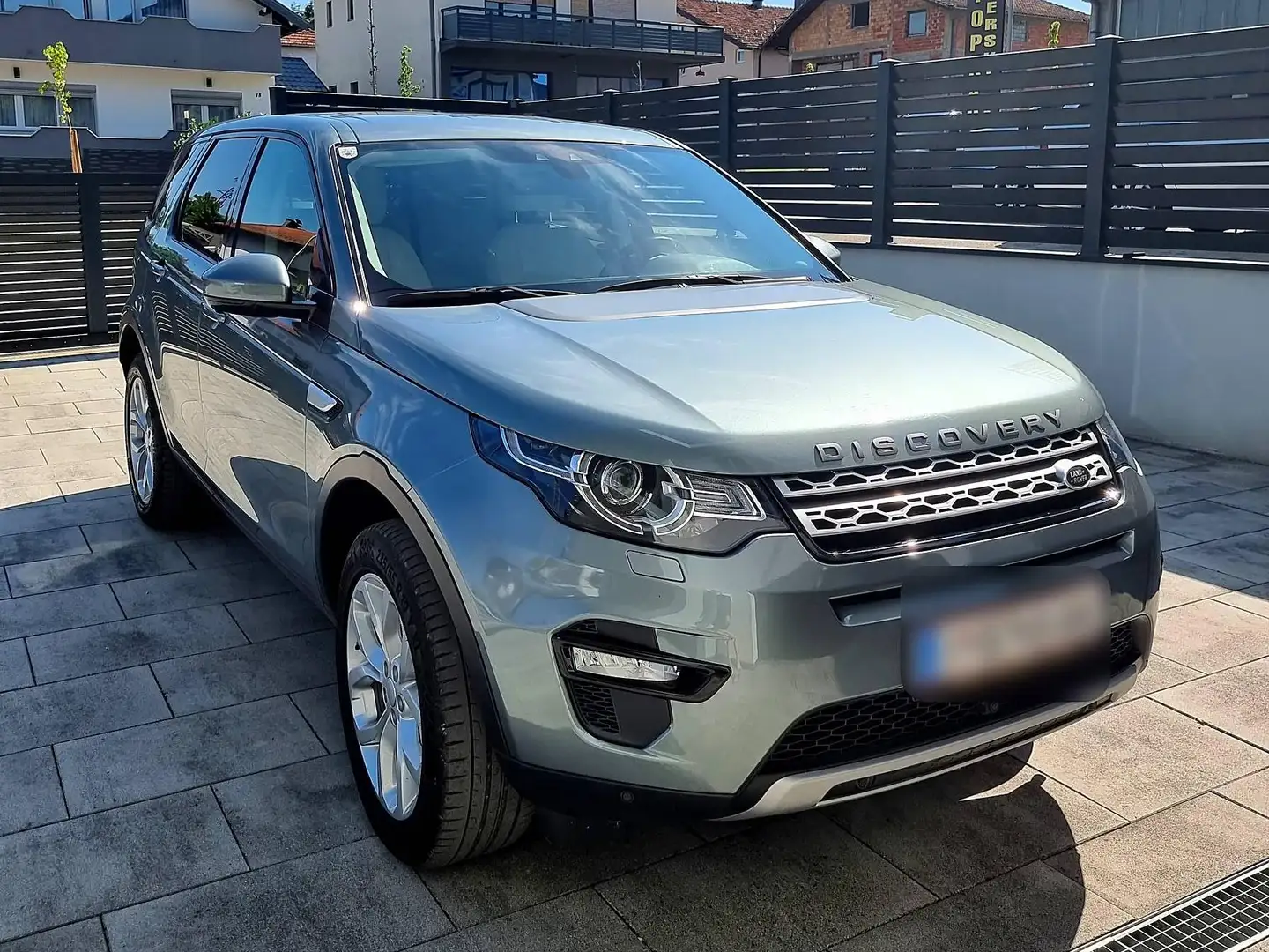 Land Rover Discovery Sport TD4 180 HSE 4WD Aut. – unfallfrei, AHK, 360°, Winterräder auf Alu Grau - 2
