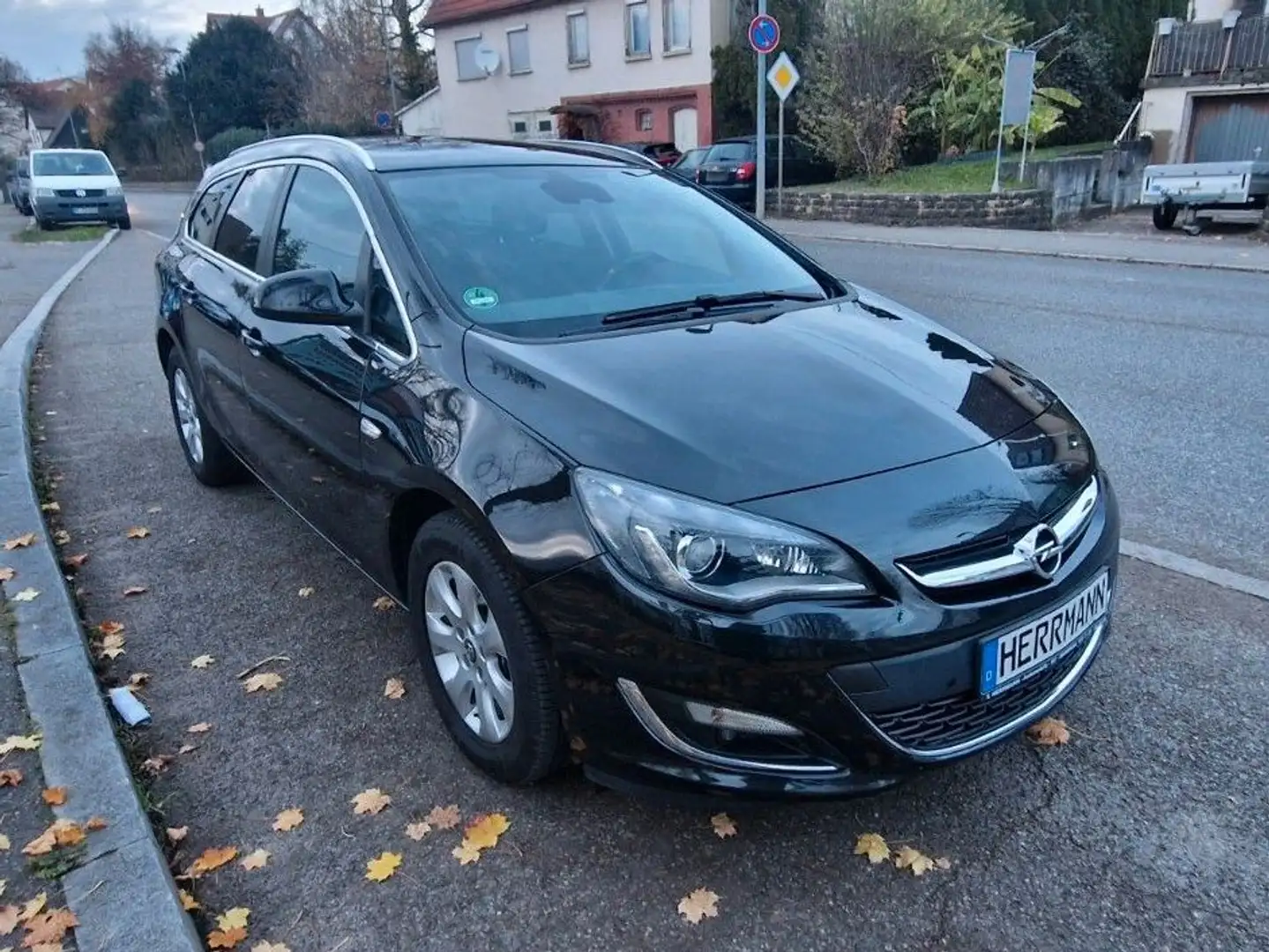 Opel Astra J Sports Tourer Exklusiv SHZ Navi PDC AHK Schwarz - 1