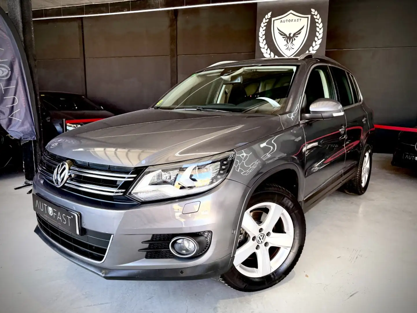 Volkswagen Tiguan 2.0TDI BMT Sport 4M DSG 140 Gris - 1