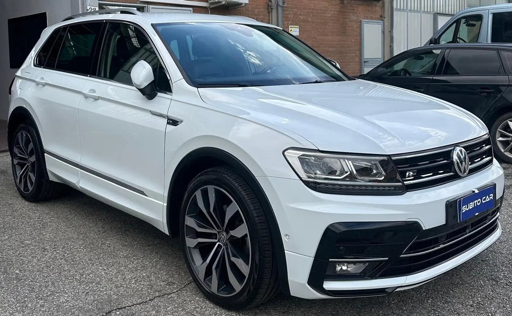 Volkswagen Tiguan 2.0 tdi R-Line Pack 150cv dsg INTERNO PELLE TOTALE Bianco - 1