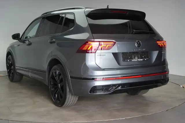 Volkswagen Tiguan Allspace view 4