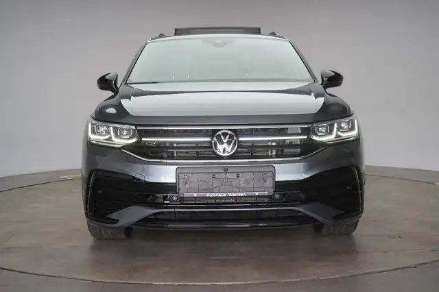 Volkswagen Tiguan Allspace view 2