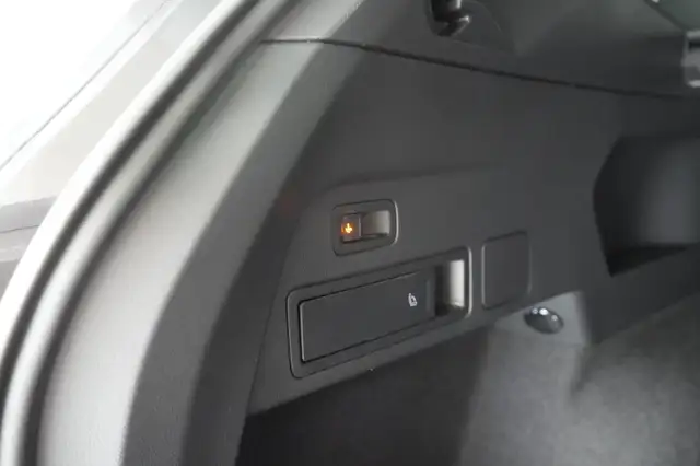 Volkswagen Tiguan Allspace view 9