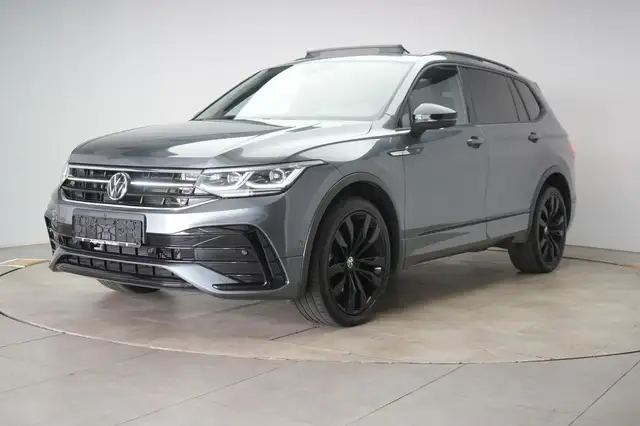 Volkswagen Tiguan Allspace view 3