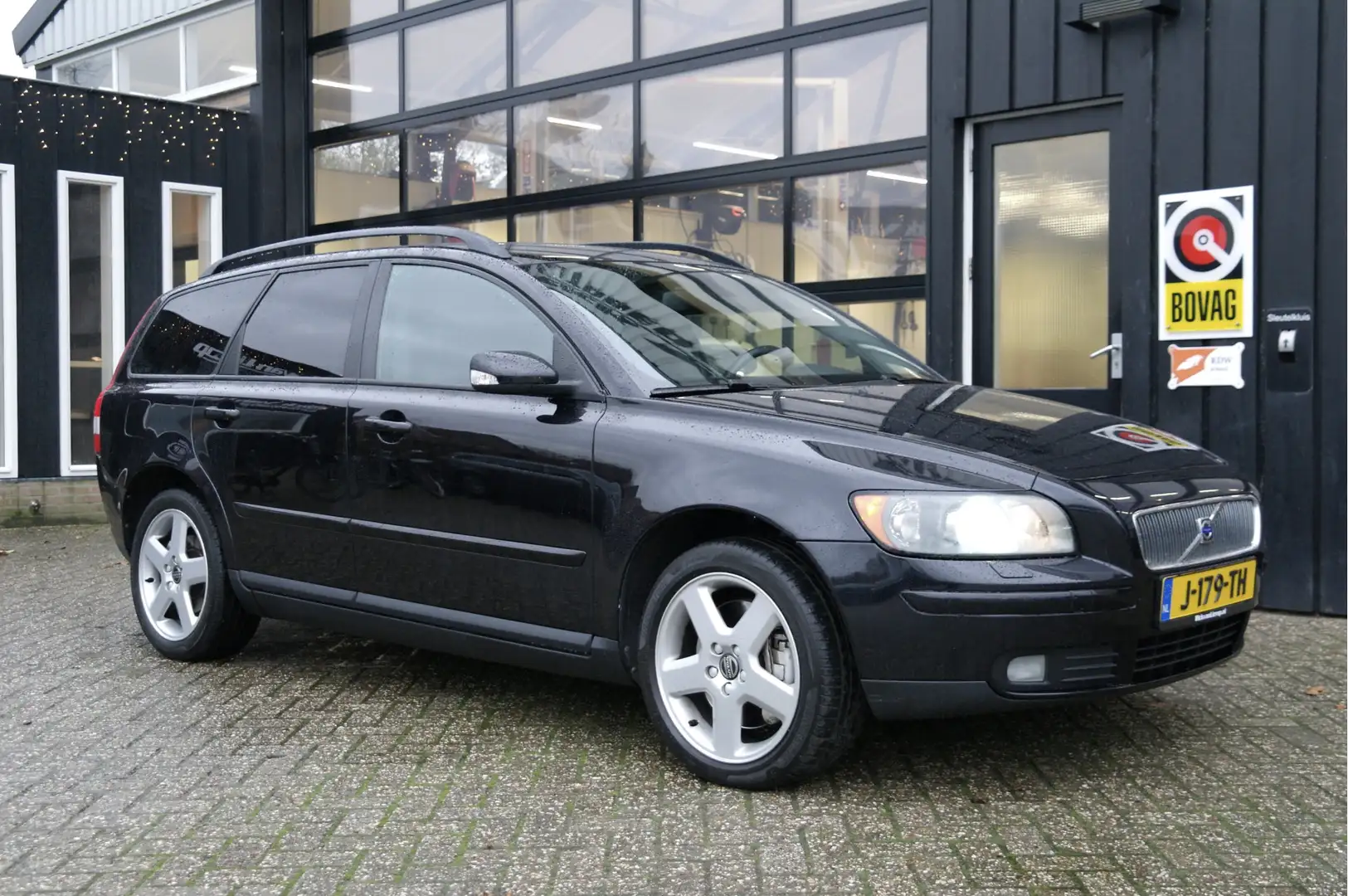 Volvo V50 2.5 T5 AWD Summum Automaat | Leder | Youngtimer | Schwarz - 1