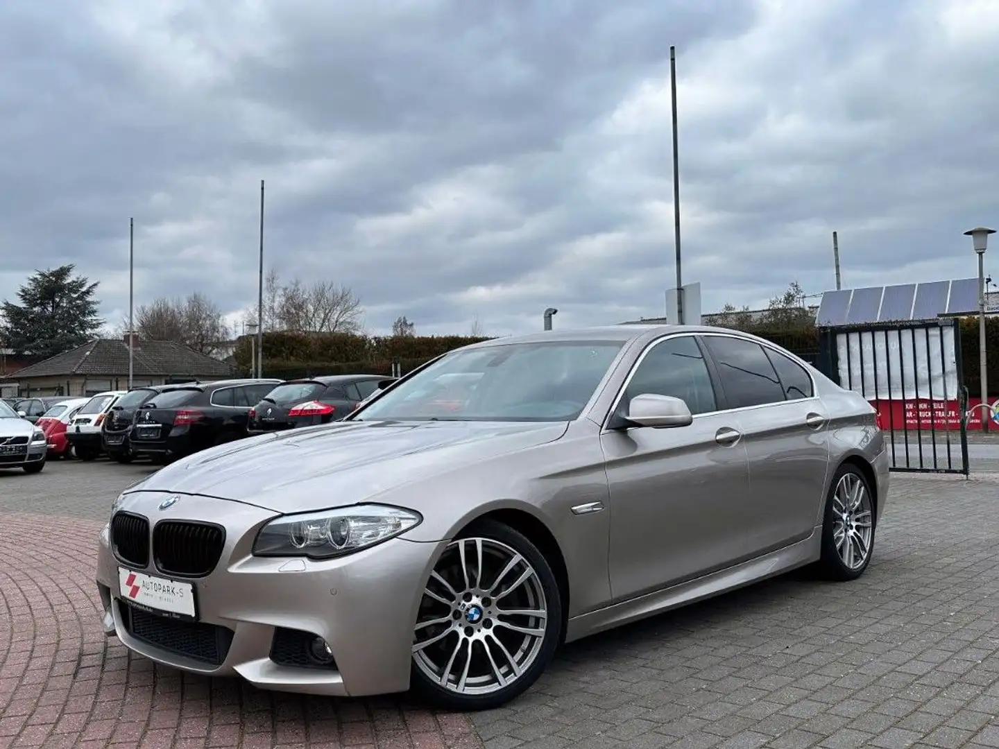 BMW 520 d Limousine | M-OPTIK | NAVI | PDC V+H Zilver - 2