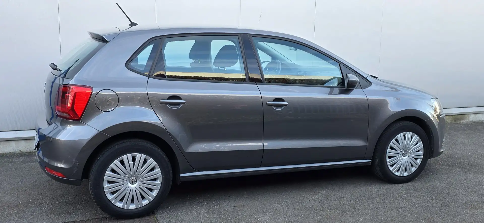 Volkswagen Polo 1.0 Trendline*42.176 KM* Met keuring en garantie Grijs - 2