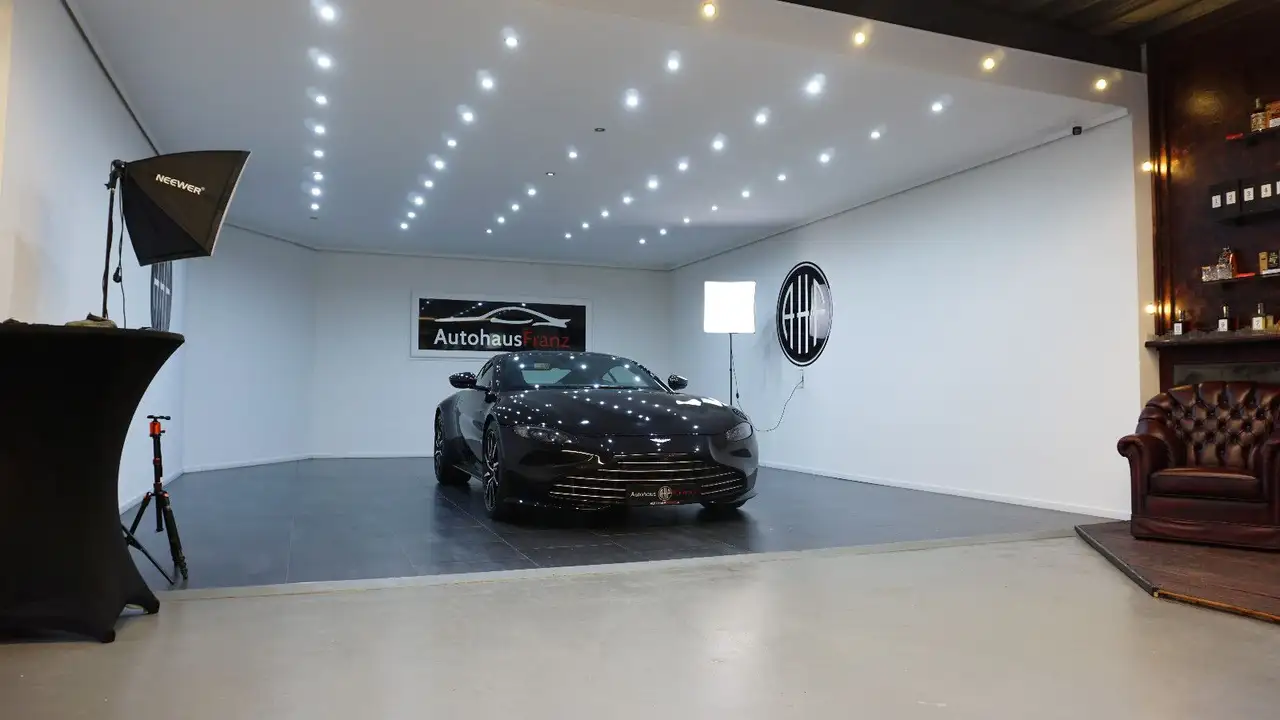 Aston Martin V8