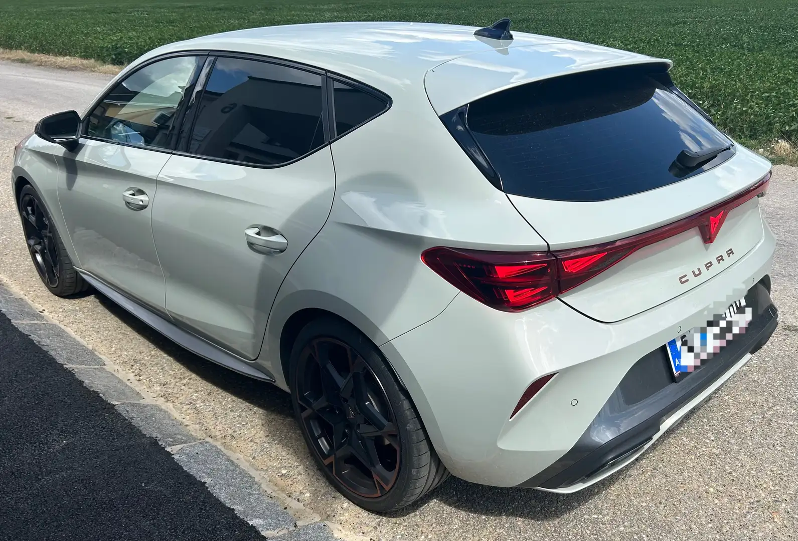 CUPRA Leon Leon 1.5 eTSI 150 PS ACT Cupra DSG Cupra Grau - 2