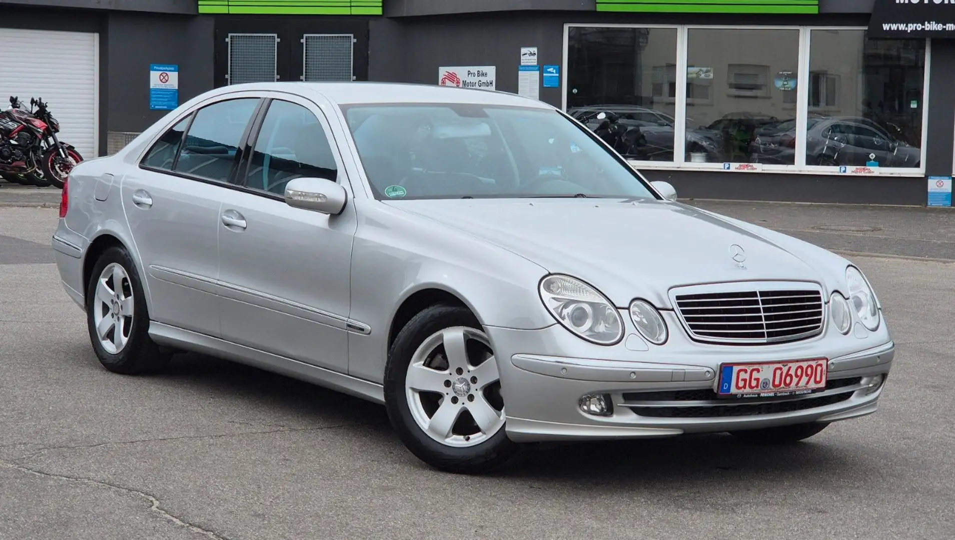 Mercedes-Benz E 240 Avantgarde *lückenlos Scheckheftgepflegt* Ezüst - 1