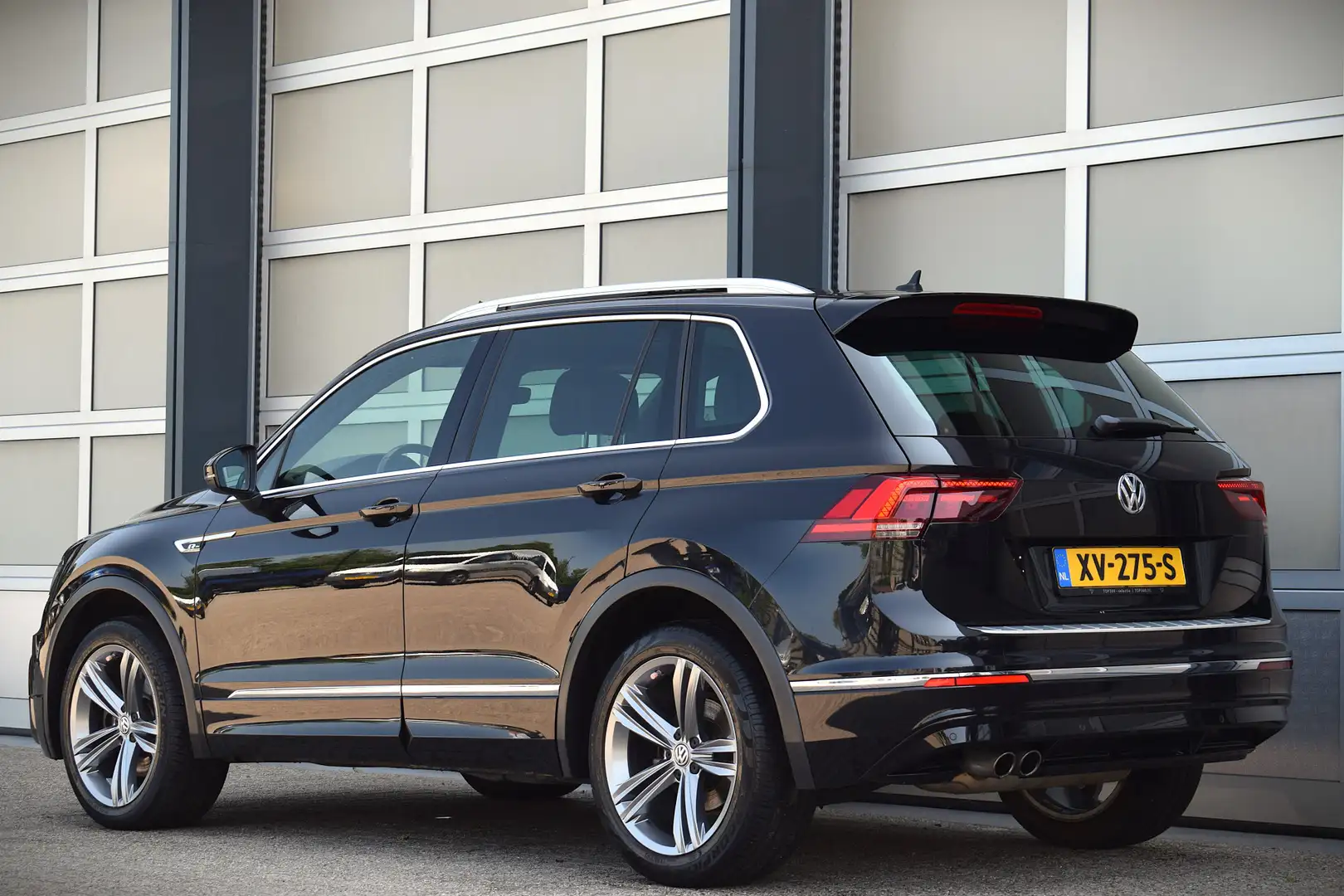 Volkswagen Tiguan 2.0 TSI 4Motion Highline Business R Panodak | Zwart - 2