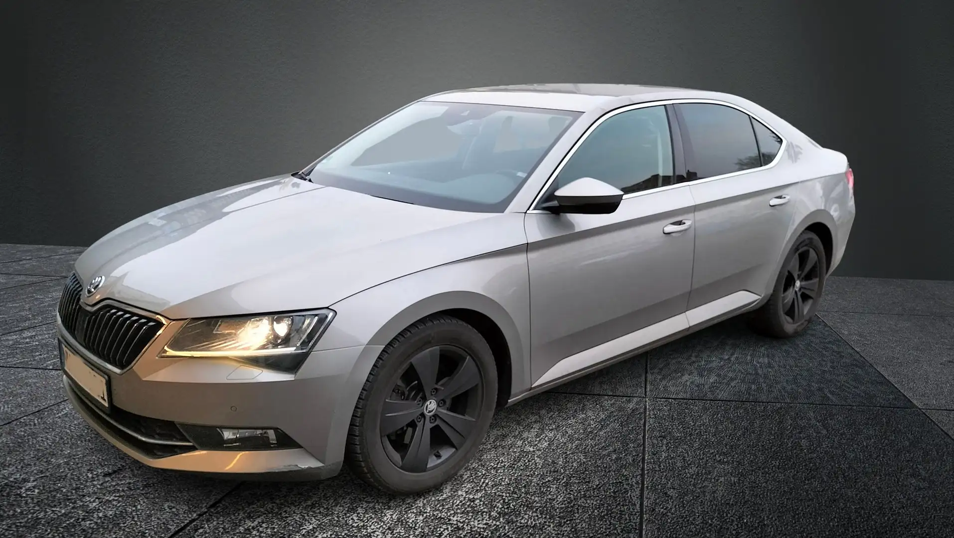 Skoda Superb 2.0 TDI DSG Style Grau - 1