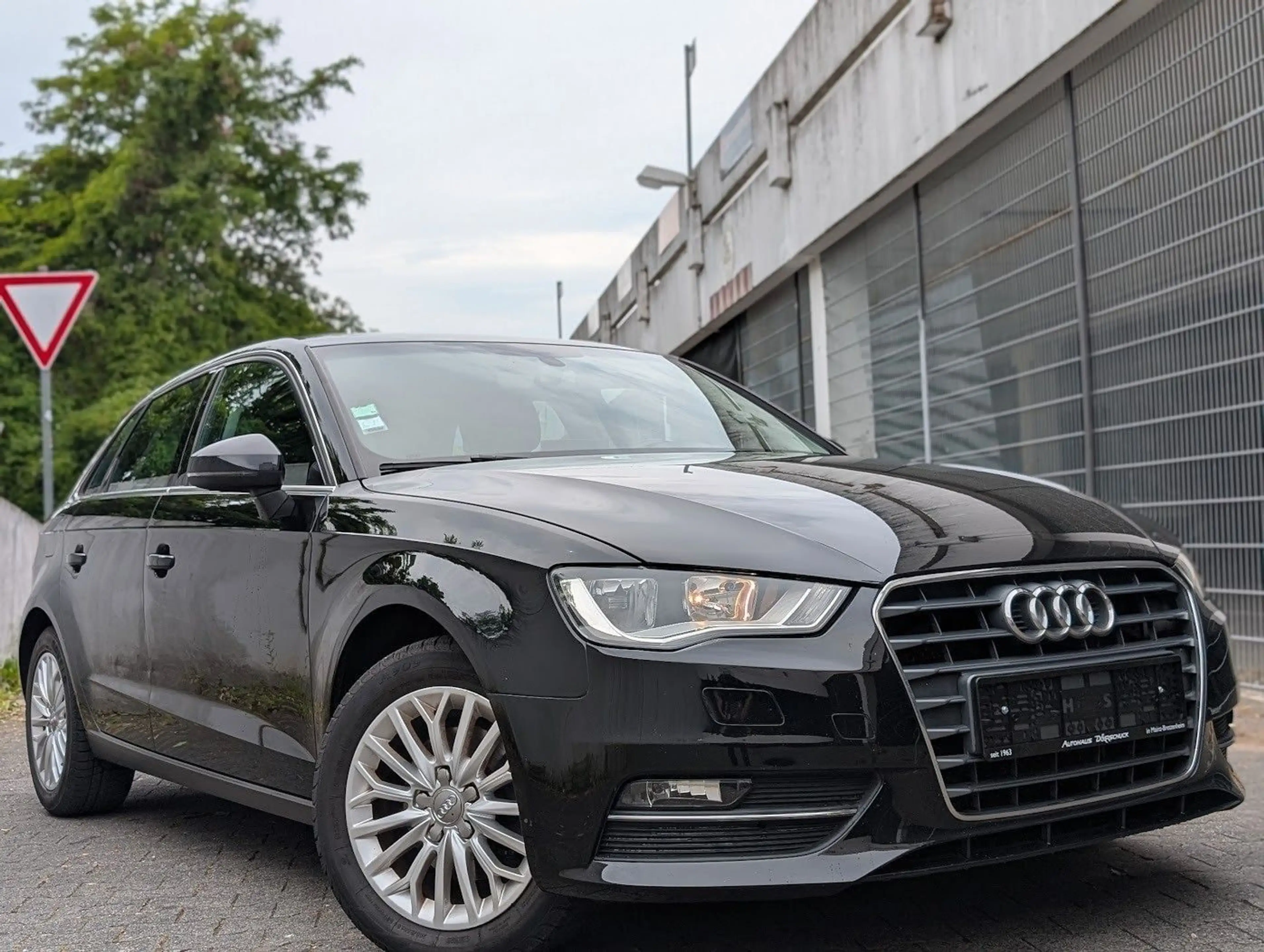 Audi A3 Sportback Ambiente AHK. NAVI. PDC. DSG — photo 4