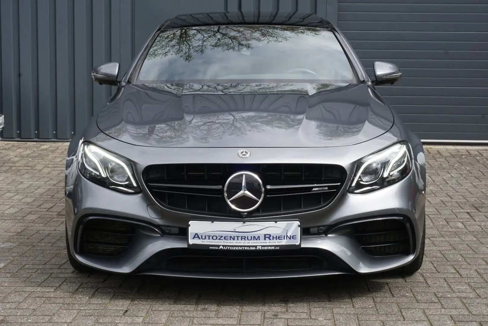 Mercedes-Benz E 63 AMG 4Matic+ PANO MULTIBEAM SportAGA 360° Grau - 2
