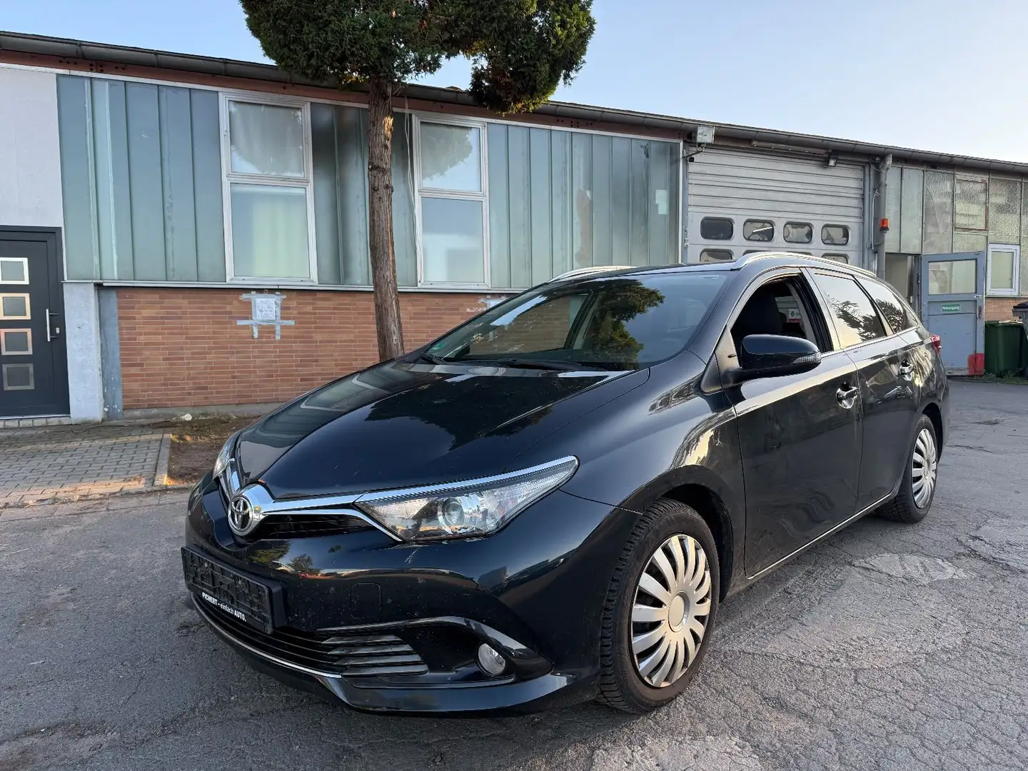 Toyota Auris 1,6 D4-D NAVI/KAMERA/LED Schwarz - 2