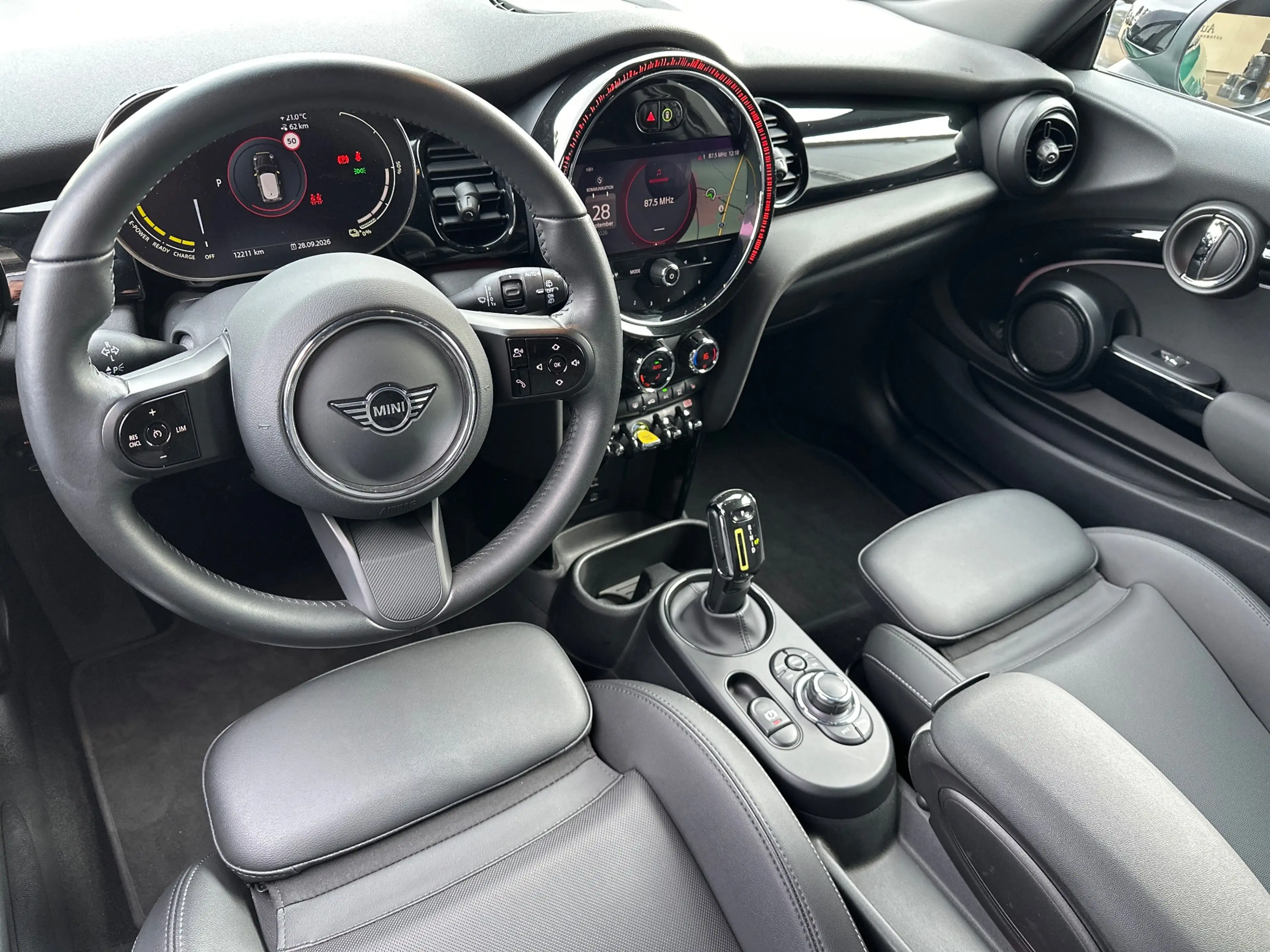 MINI Cooper SE Classic Trim Black NAV+LED+KAM+SHZ+KEYLESS+ — photo 9