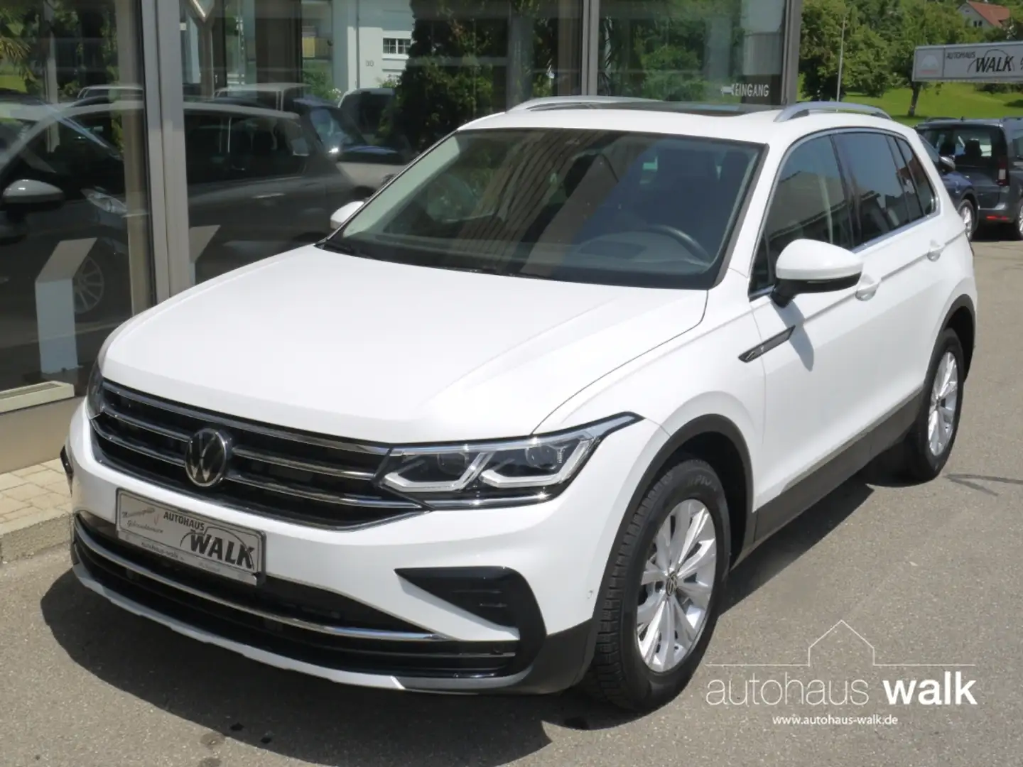 Volkswagen Tiguan 2,0 TDI Elegance AHK Pano Matrix Navi pro Weiß - 2
