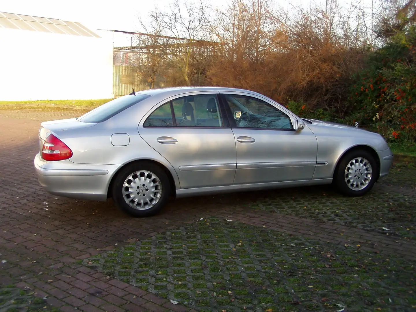 Mercedes-Benz E 200 Kompressor Elegance Automatik  # Autogas / 2. Hand Plateado - 2