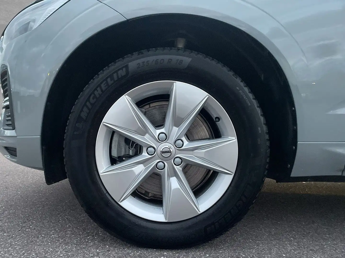 Volvo XC60 B4 Mild-Hybrid Core Automatik  LED Grau - 2