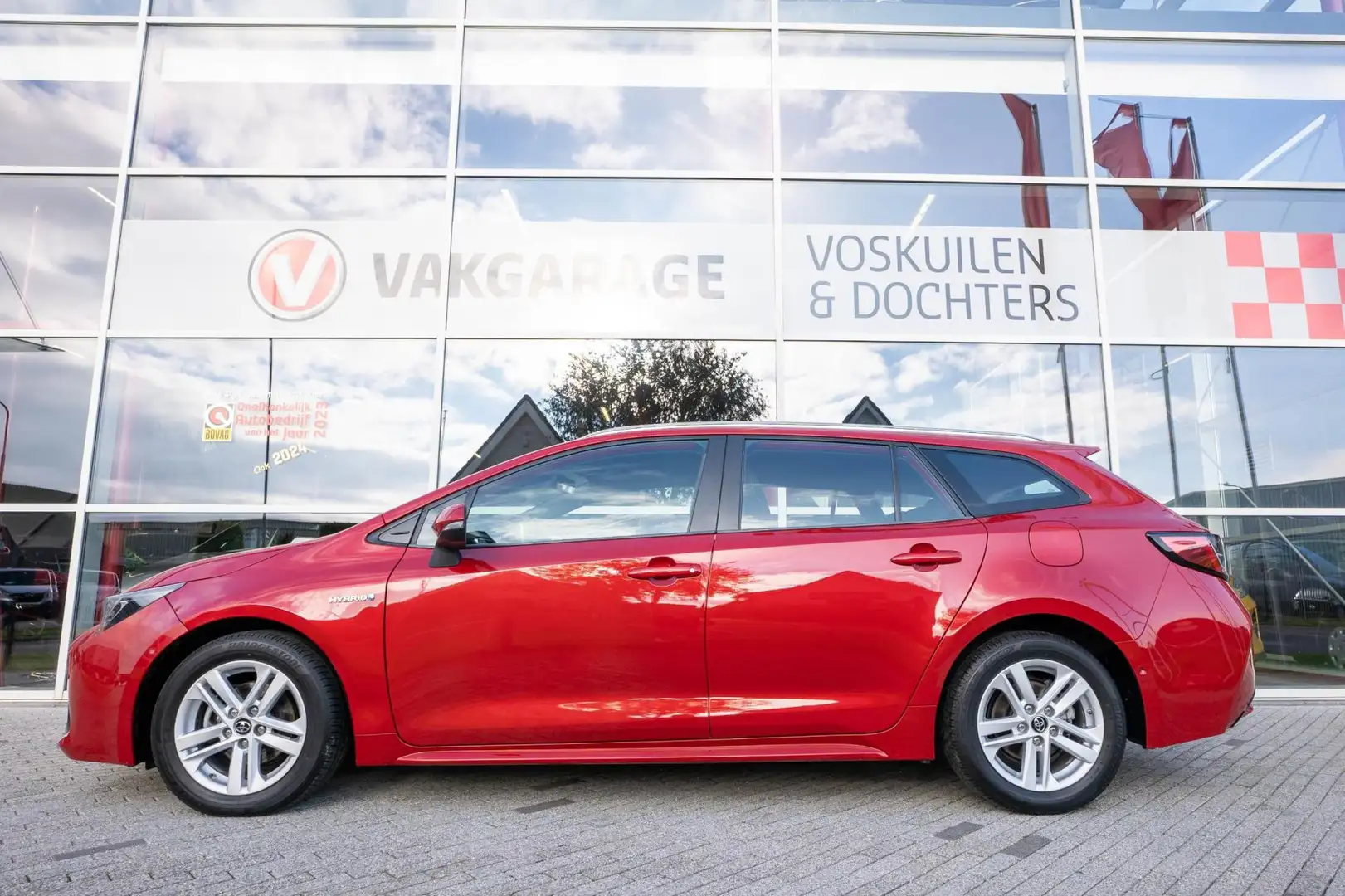 Toyota Corolla Touring Sports 1.8 Hybrid Dynamic Plus | Navigatie Rood - 2