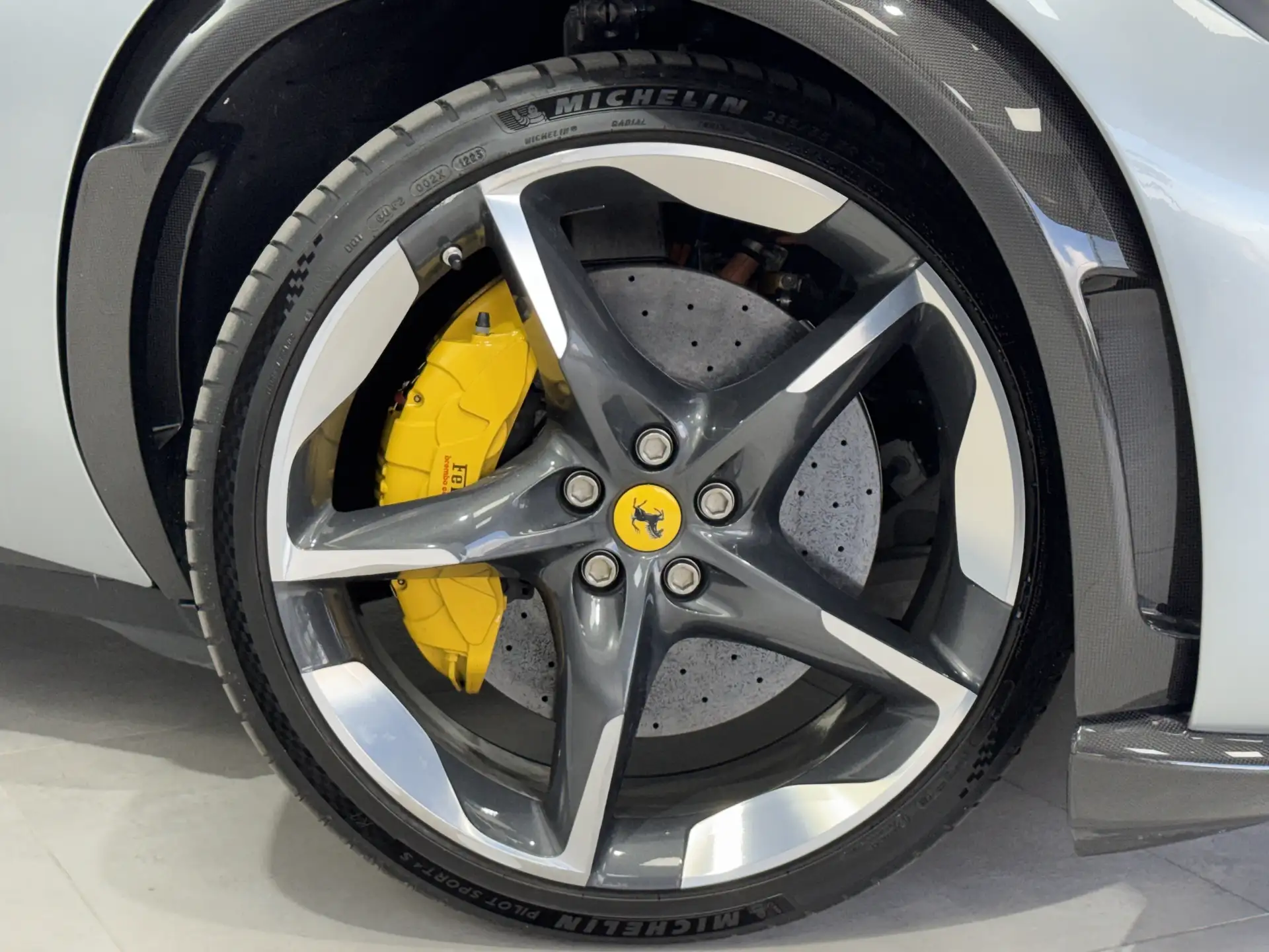 Ferrari Purosangue 2025 회색 사진 3