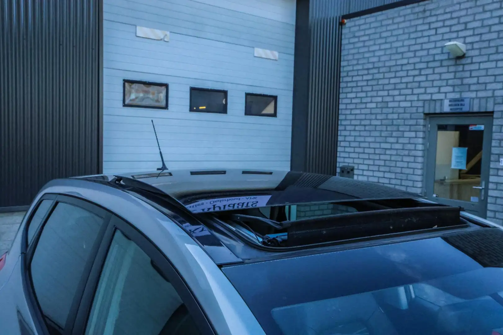 Kia Venga 1.4 CVVT DynamicPLusLine PANORAMADAK TREKHAAK NAVI Grijs - 2