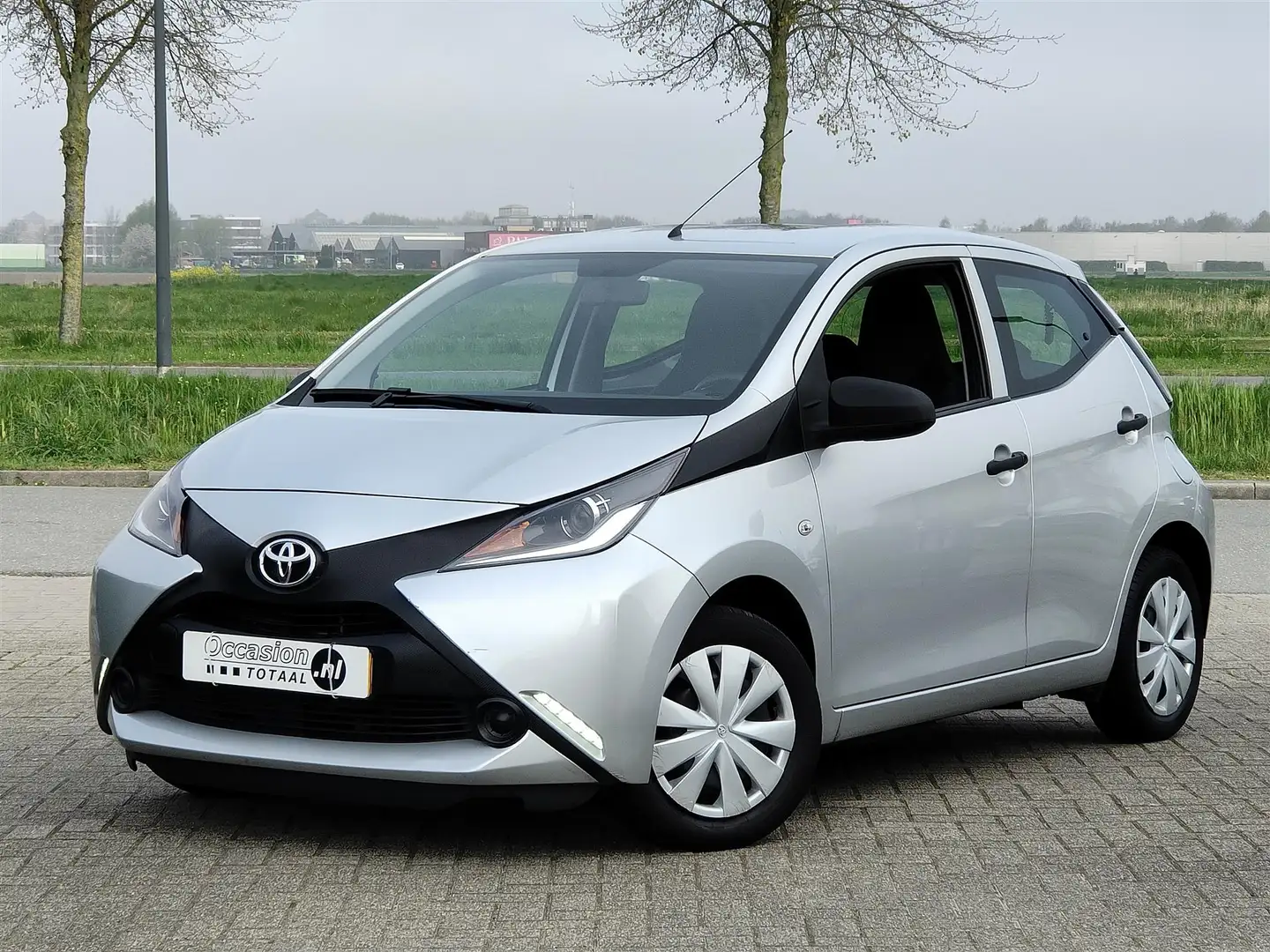 Toyota Aygo 1.0 VVT-i X-Now | Airco | Begrenzer Grijs - 1