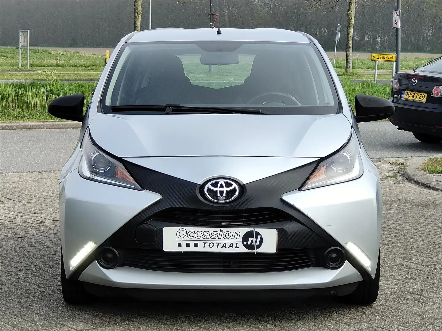 Toyota Aygo 1.0 VVT-i X-Now | Airco | Begrenzer Grijs - 2
