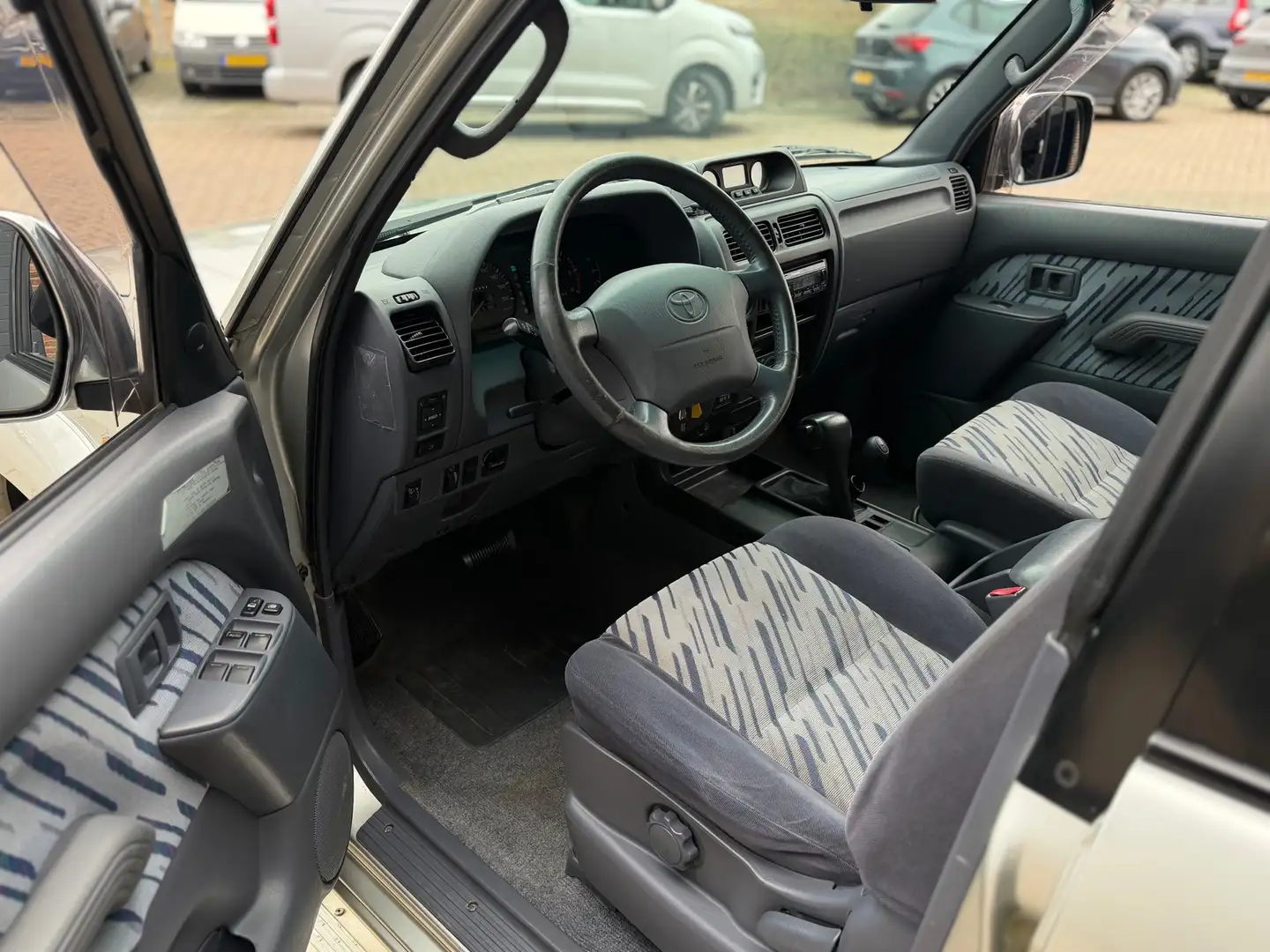 Toyota Land Cruiser Challenger 3.0 TD Automaat 4x4 125PK Airco Navi Co Grau - 2