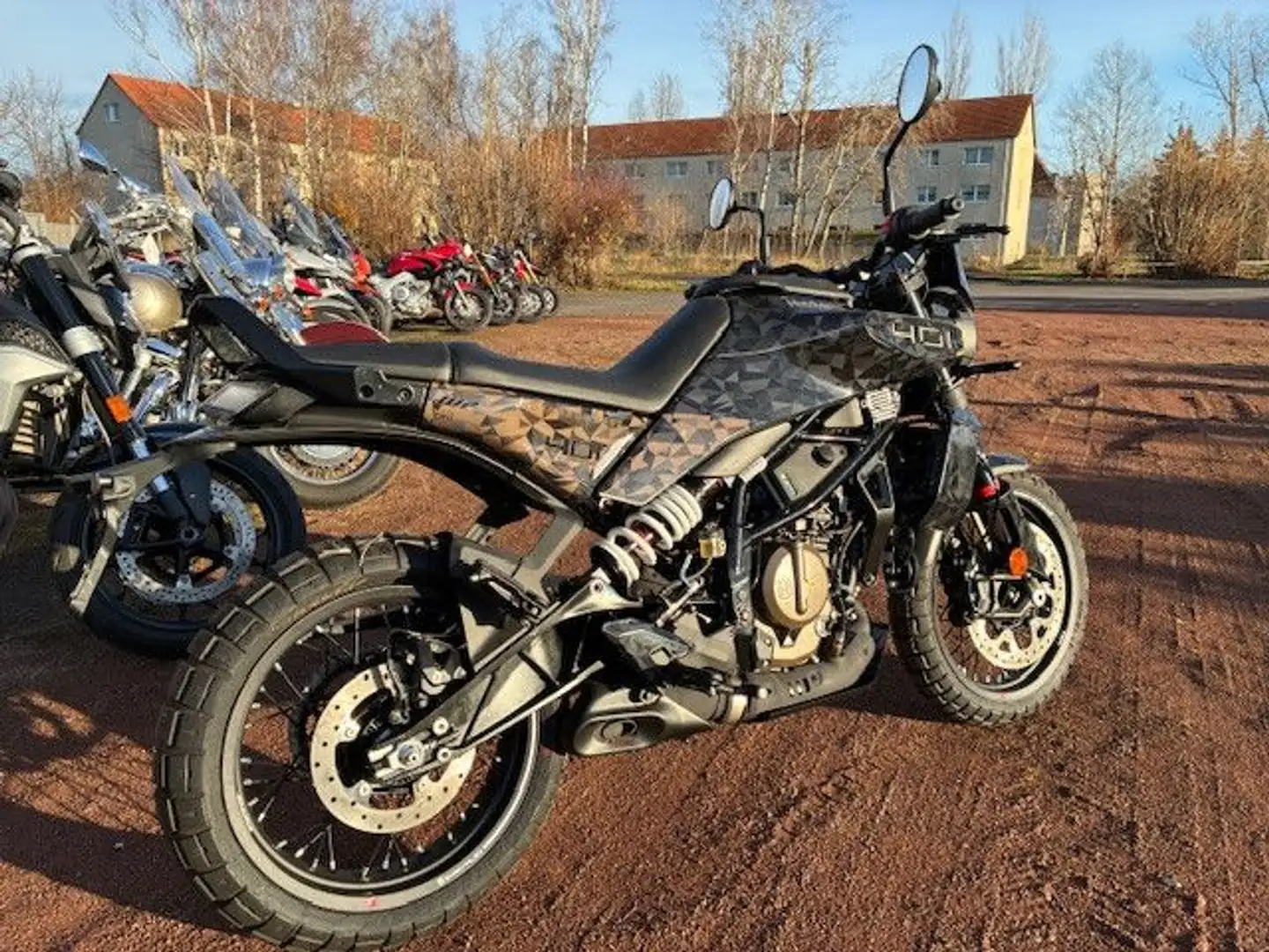 Husqvarna Ostali 401 Svartpilen MY24 Dekor crna - 1