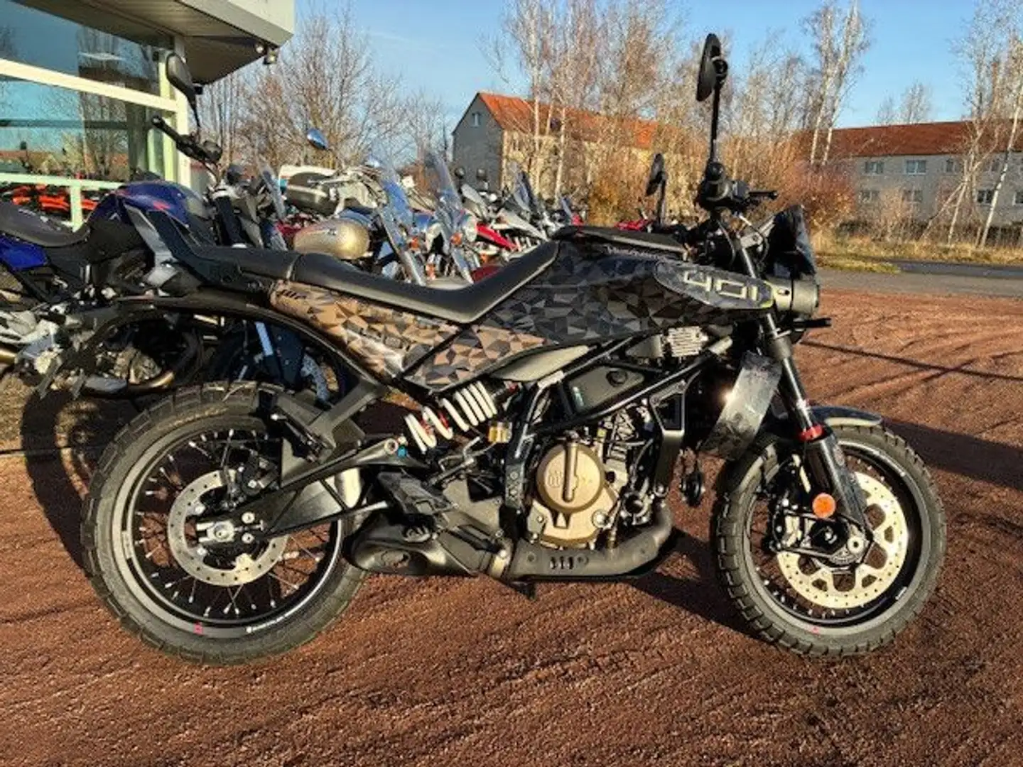 Husqvarna Ostali 401 Svartpilen MY24 Dekor crna - 2