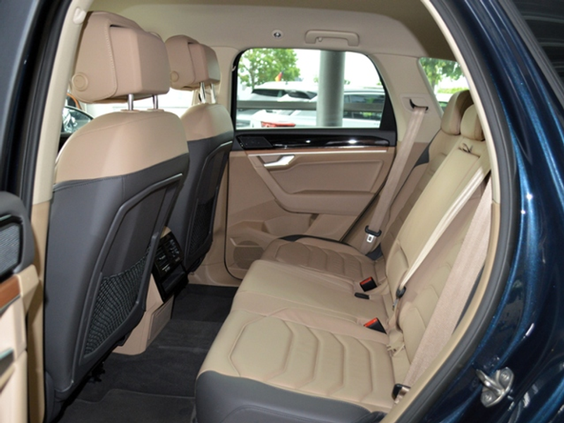 Volkswagen Touareg 3,0 V6 TDI Atmosphere 4Motion AHK 19" LED — photo 13