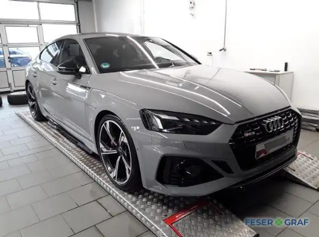 Audi RS5 view 6