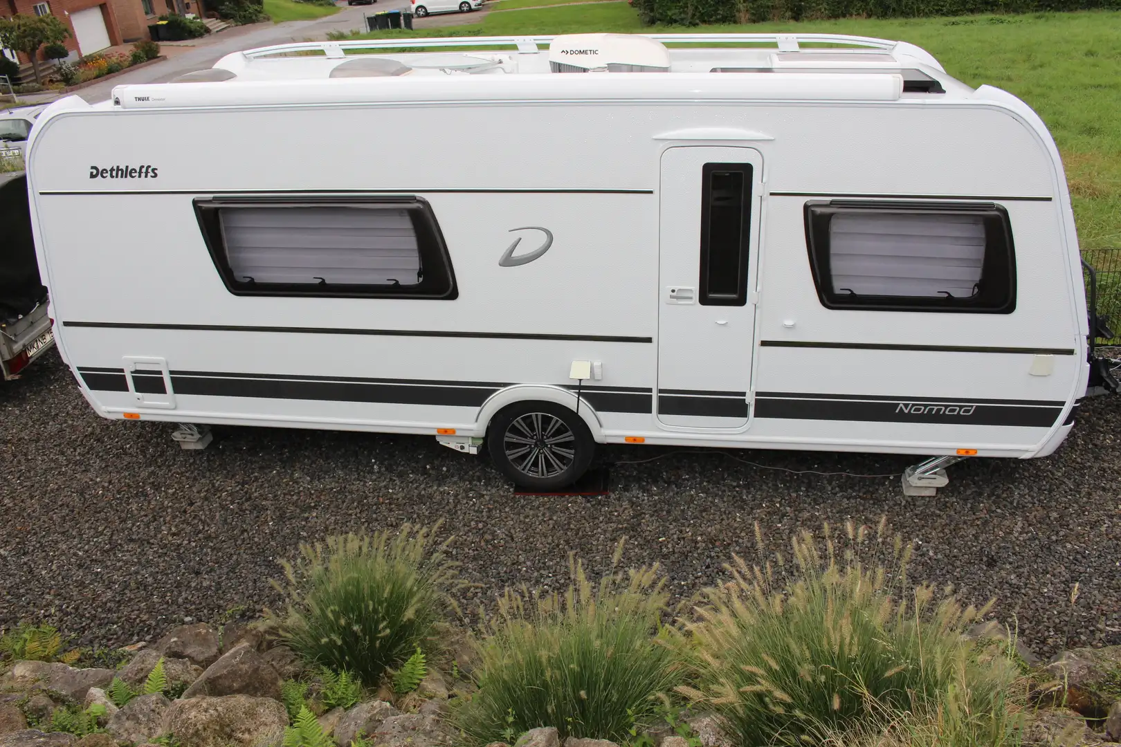 Caravans-Wohnm Dethleffs Nomad RET 560 90 Jahre Paket m. kompl. Zubehör Blanco - 1