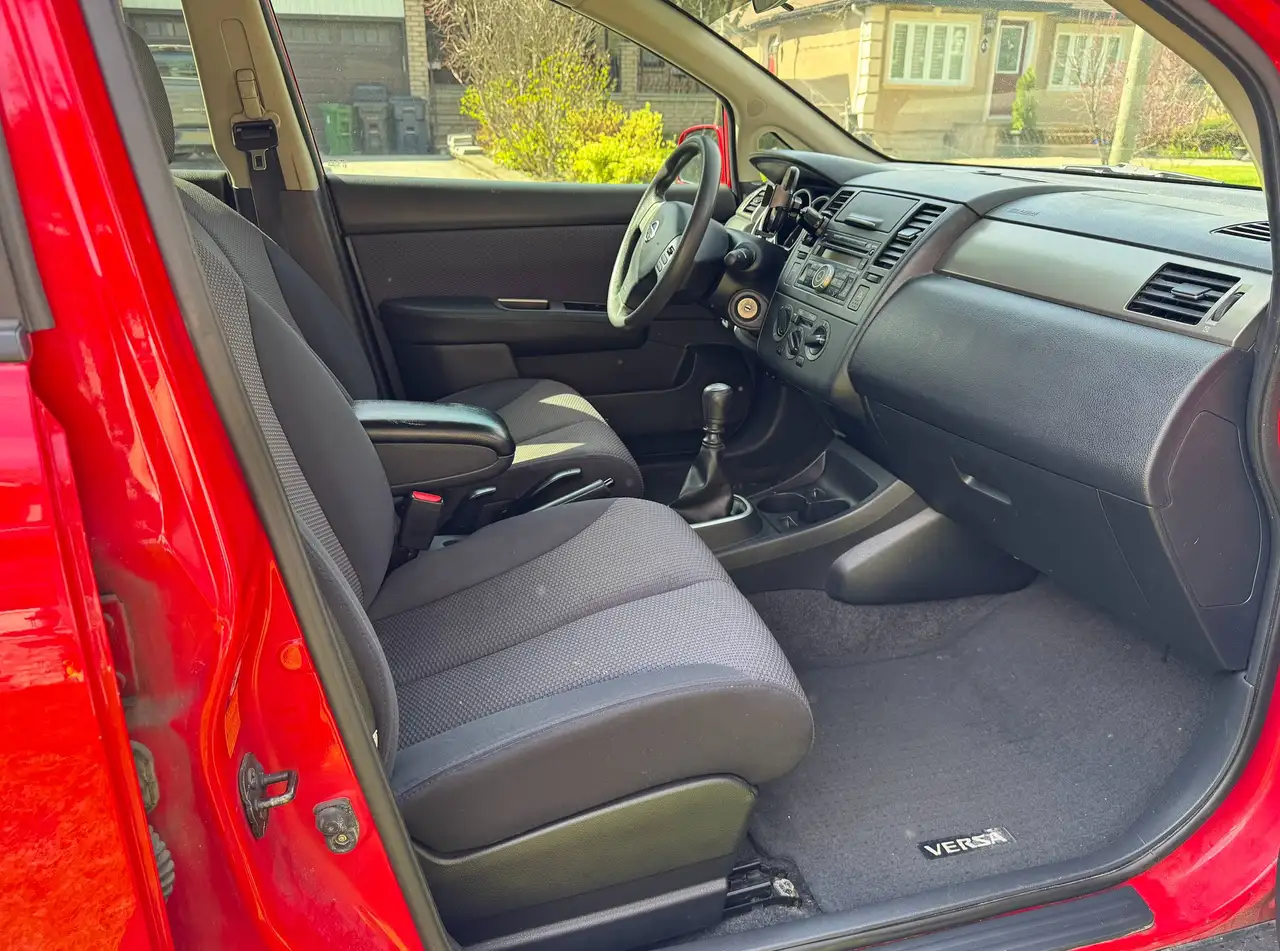 Nissan Versa снимка Nissan Versa