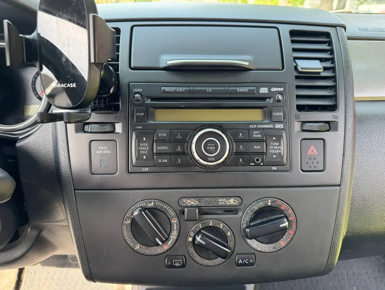 Nissan Versa снимка Nissan Versa