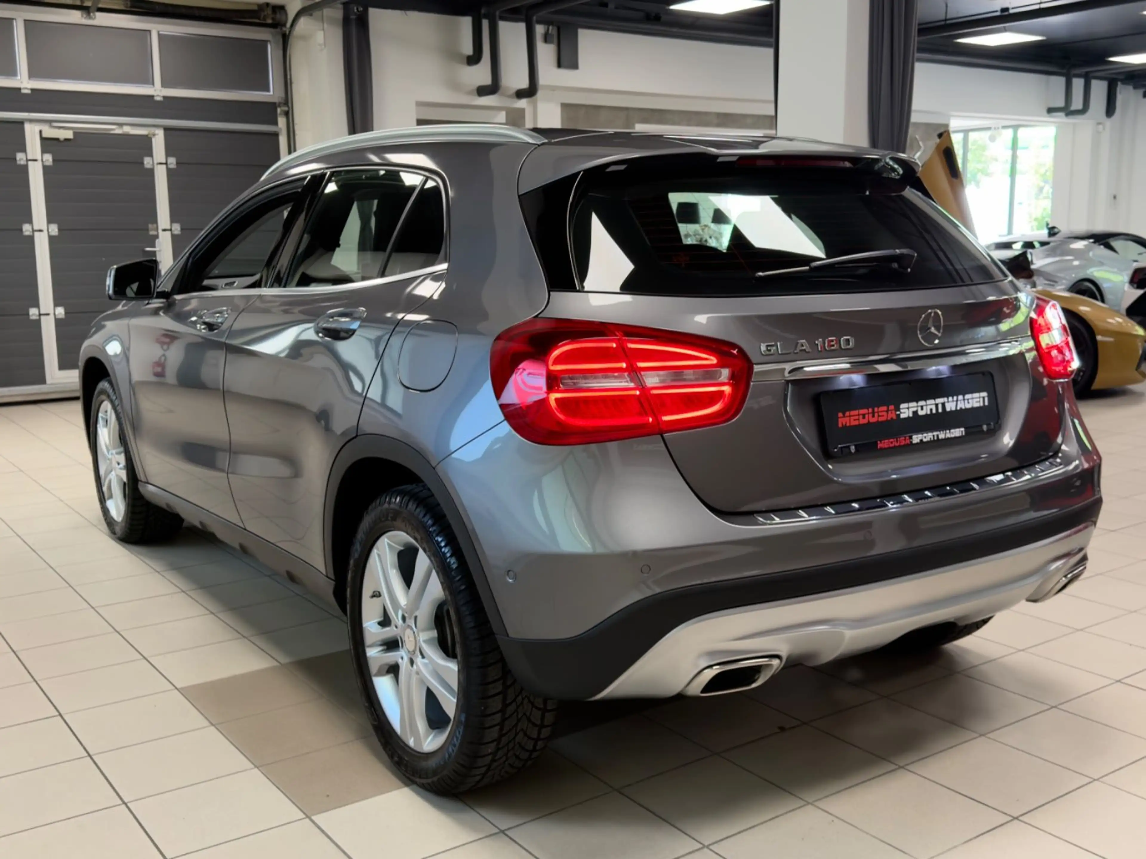 Mercedes-Benz GLA 180 AUT. NUR 13.397KM NAVI XENON TOPZUSTAND! — photo 10
