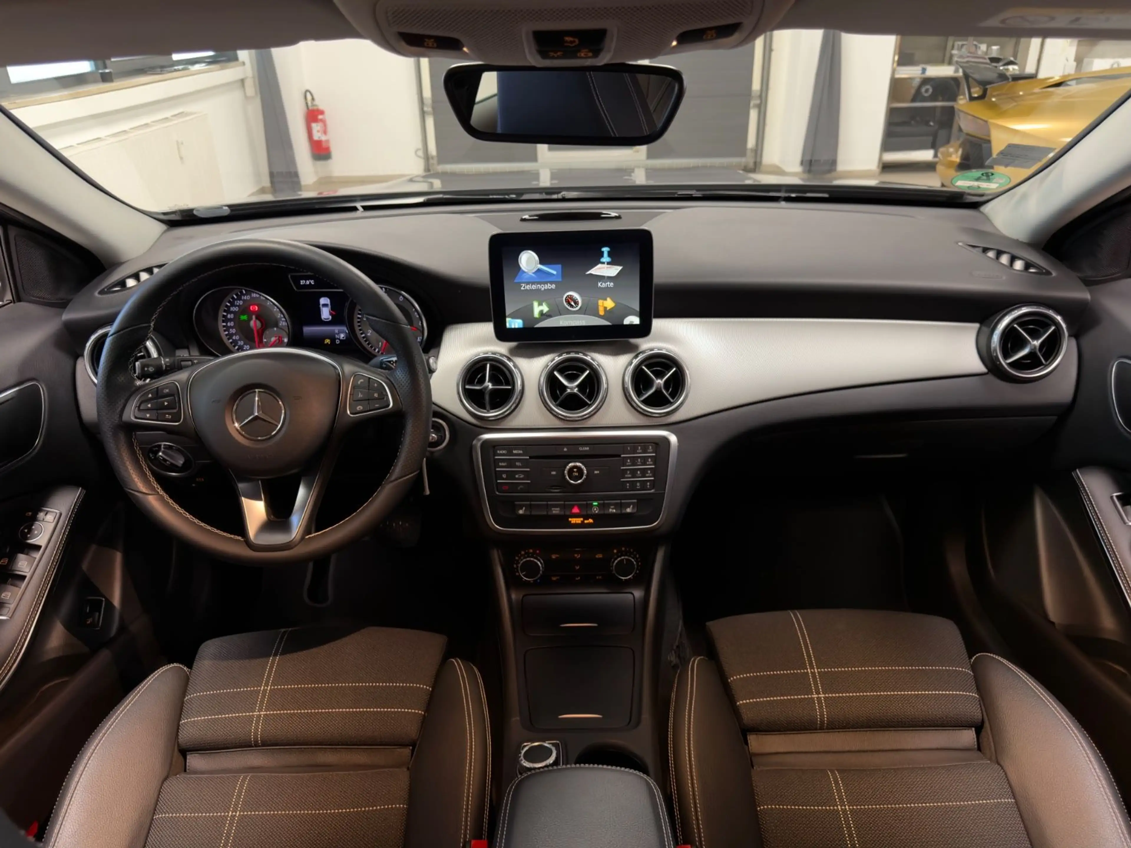 Mercedes-Benz GLA 180 AUT. NUR 13.397KM NAVI XENON TOPZUSTAND! — photo 34